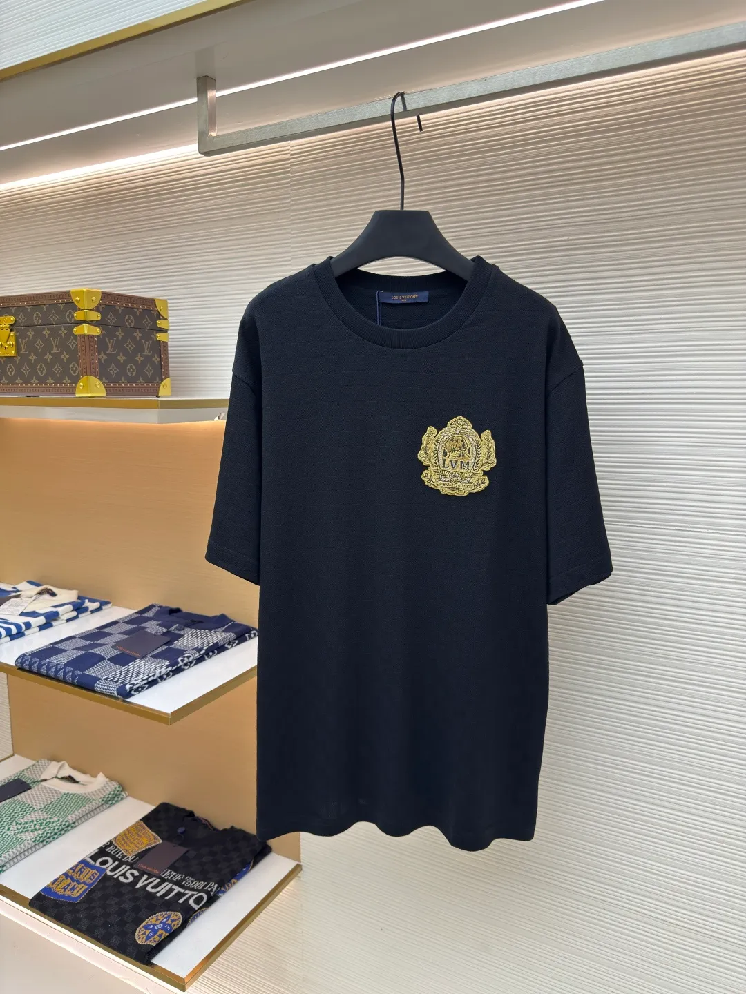 LOUIS VUITTON Golden Thread Puppy Chapter T-shirt ●Authentic product: Purchased and developed for 9750 ●Item number: 1680140-A35 ●Material: Pure cotton fabric ●Technology: Patch embroidery production ●Version: Fitted version ●Weight: about 340 grams ●Size: XS-S-M-L ●Description: Cotton short-sleeved T-shirt with golden dog Chapter embroidery patch. Inspired by dog ​​walkers in Westminster, this piqué cotton T-shirt features an embroidered logo in richly textured Der jacquard. The complex 1V Dog badge pattern pops up on the chest, adding a sophisticated touch to the year-end celebration look. . The overall wiring is straight and delicate, the fabric is comfortable and soft, and the color is consistent without color difference. It can be matched with the same style to create a fashionable look and control various occasions. Customized accessories, complete with three standards, same style for men and women!